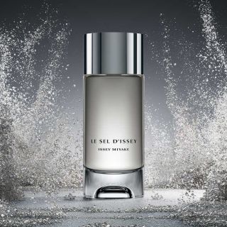 Morská a drevitá vôňa: kontrast živlov dáva vzniknúť Le Sel d'Issey, revitalizujúcej vôni zrodenej medzi oceánom a zemou...